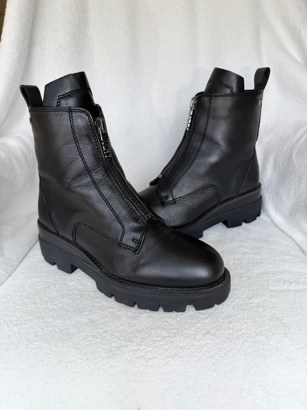 DKNY Womens Black Leather Front Zip Combat Lug Sole Ankle Boots K3227 Size 8 - Picture 7 of 14